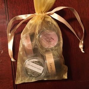 NEW Benefit “luster duster” eye shadow gift set